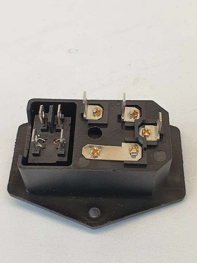 AC-01 Strømkontakt med sikring 